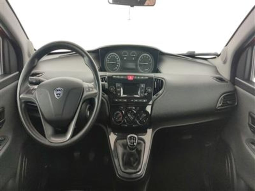 Lancia Ypsilon usata a Bari (15)