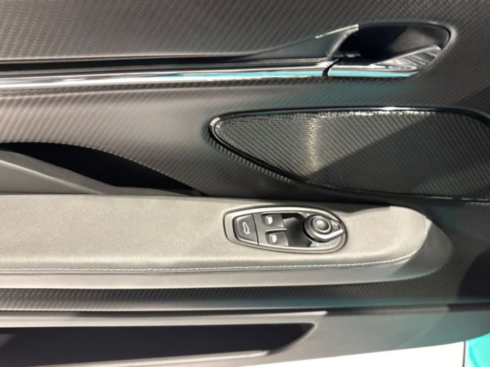 Aston Martin DB12 nuova a Bologna (10)