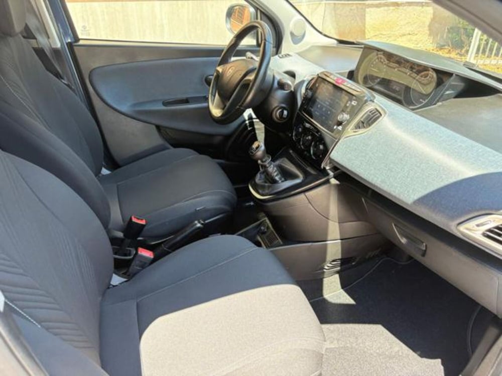 Lancia Ypsilon usata a Roma (16)