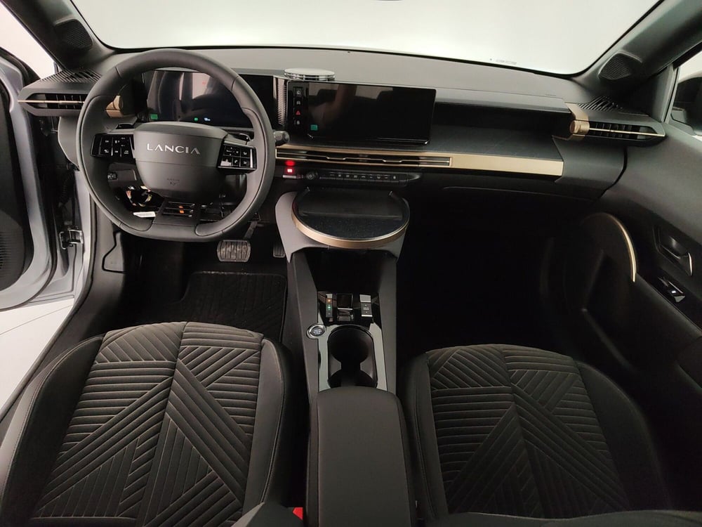 Lancia Ypsilon nuova a Caserta (15)