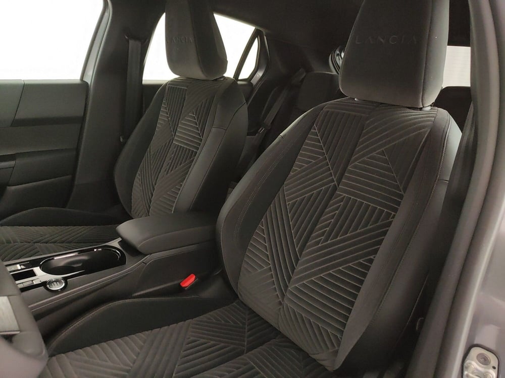 Lancia Ypsilon nuova a Caserta (17)