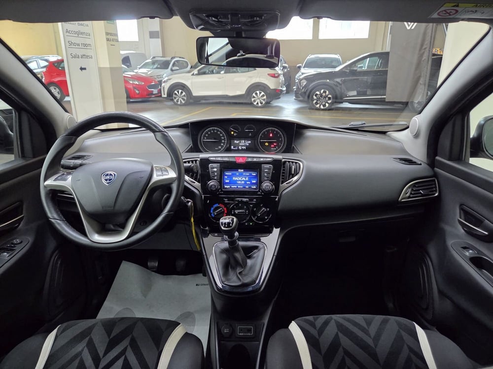 Lancia Ypsilon usata a Verona (7)