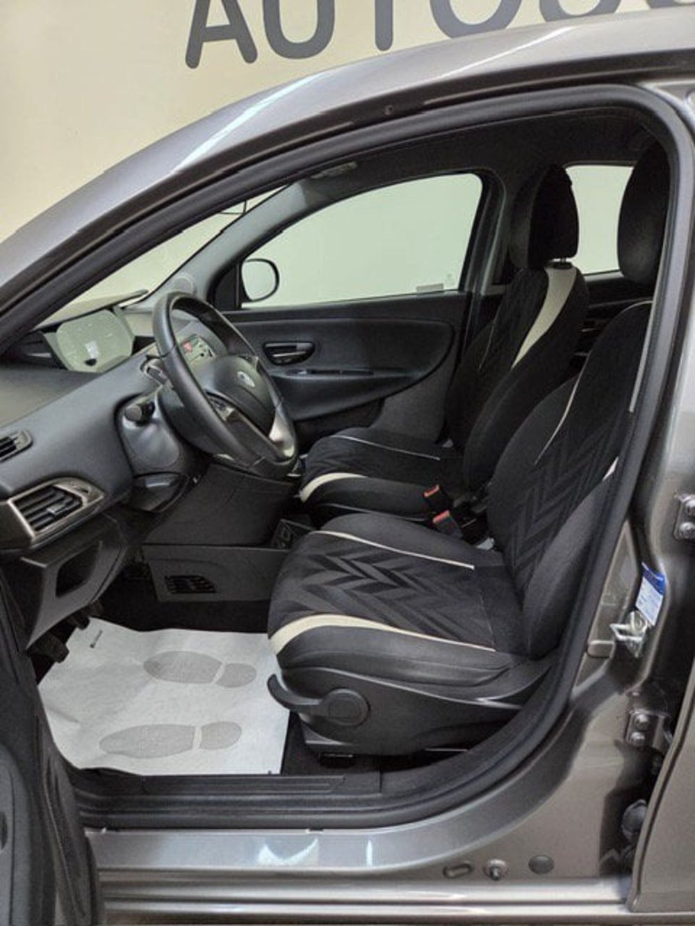 Lancia Ypsilon usata a Verona (9)