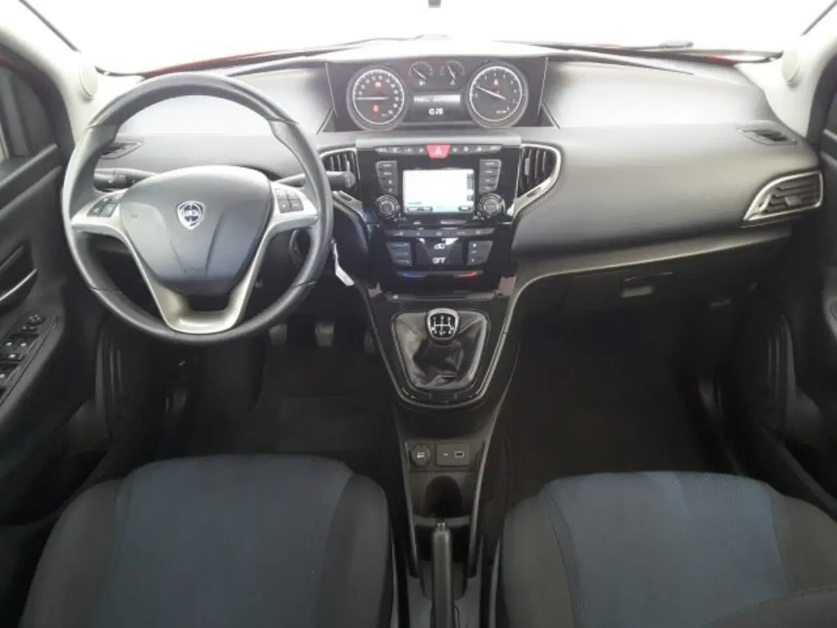 Lancia Ypsilon usata a Firenze (9)