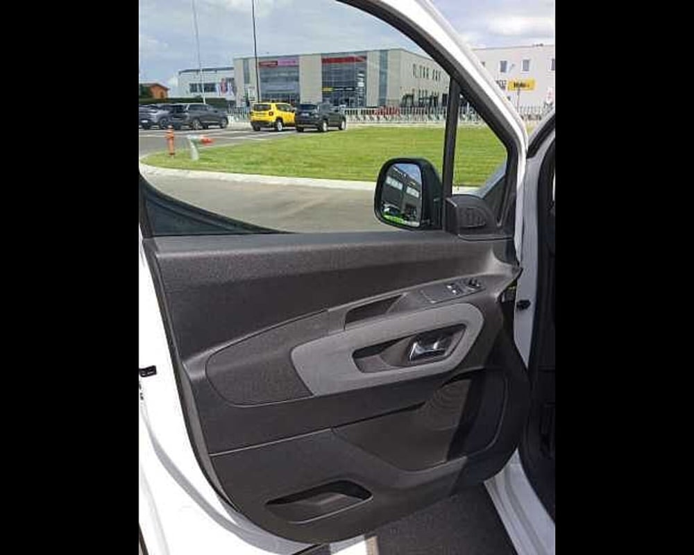 Peugeot Rifter nuova a Milano (15)