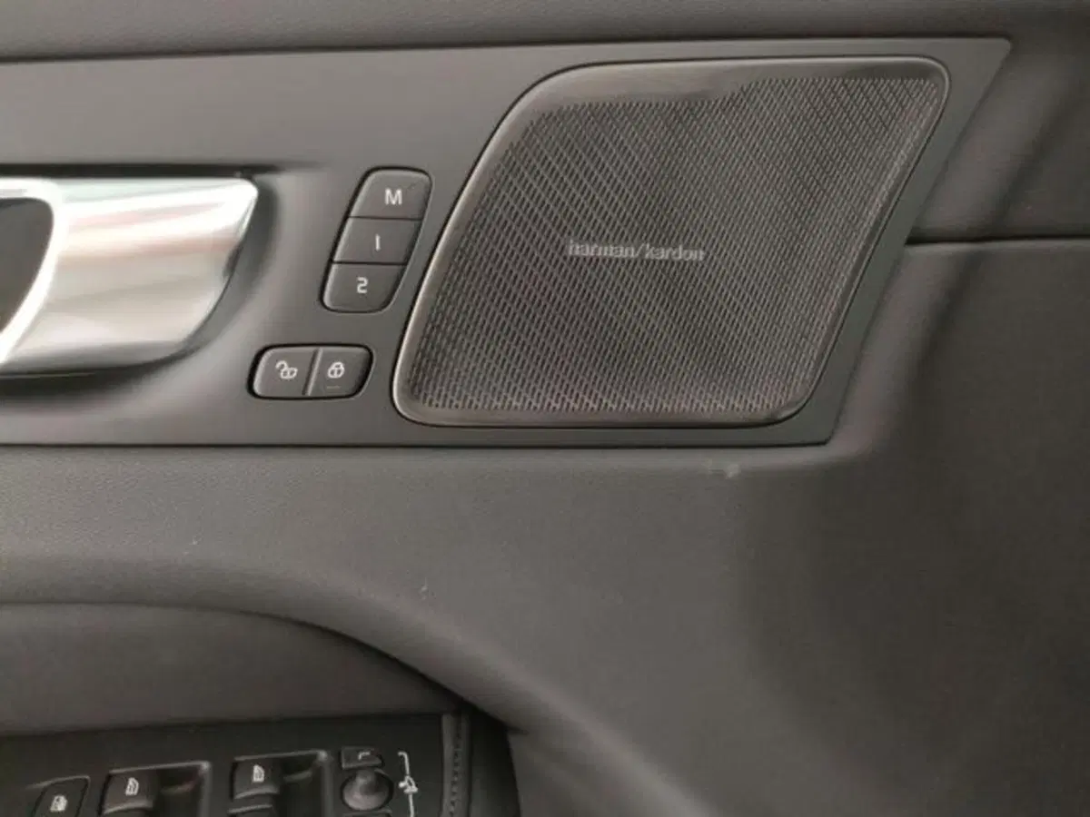 Volvo XC60 nuova a Modena (13)