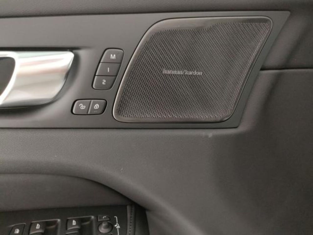Volvo XC60 nuova a Modena (13)