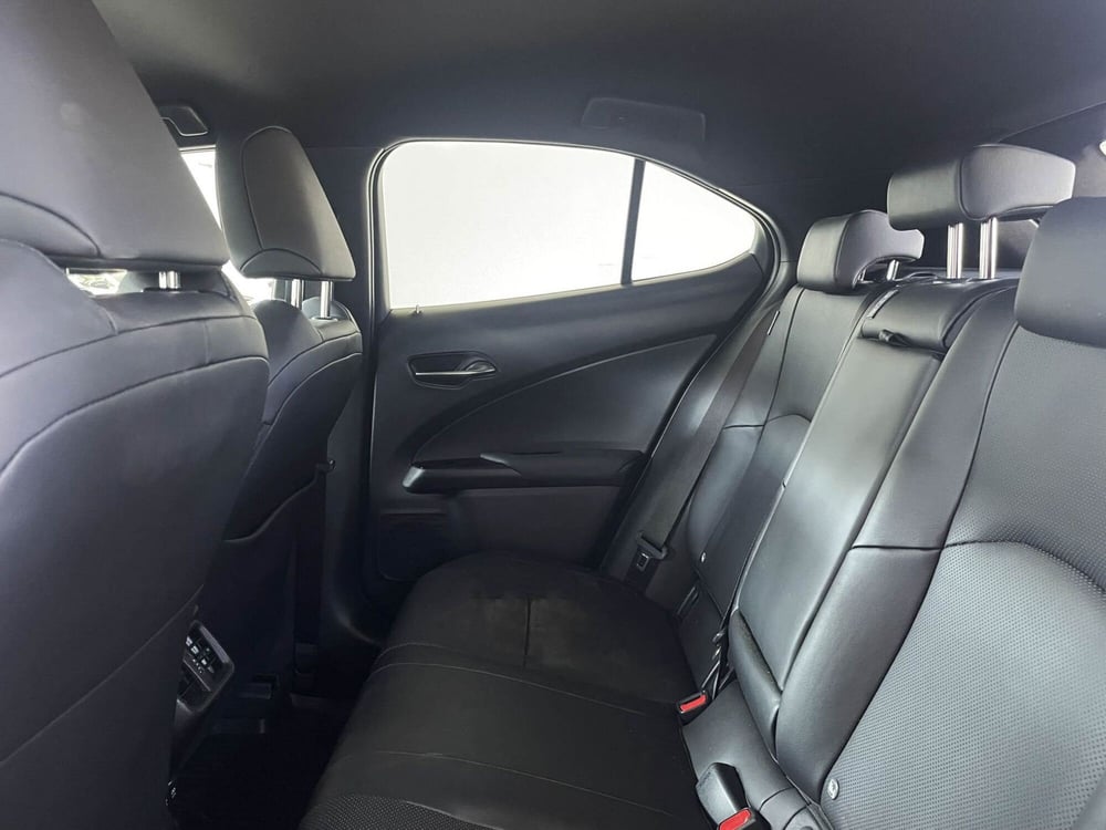 Lexus UX usata a Treviso (11)