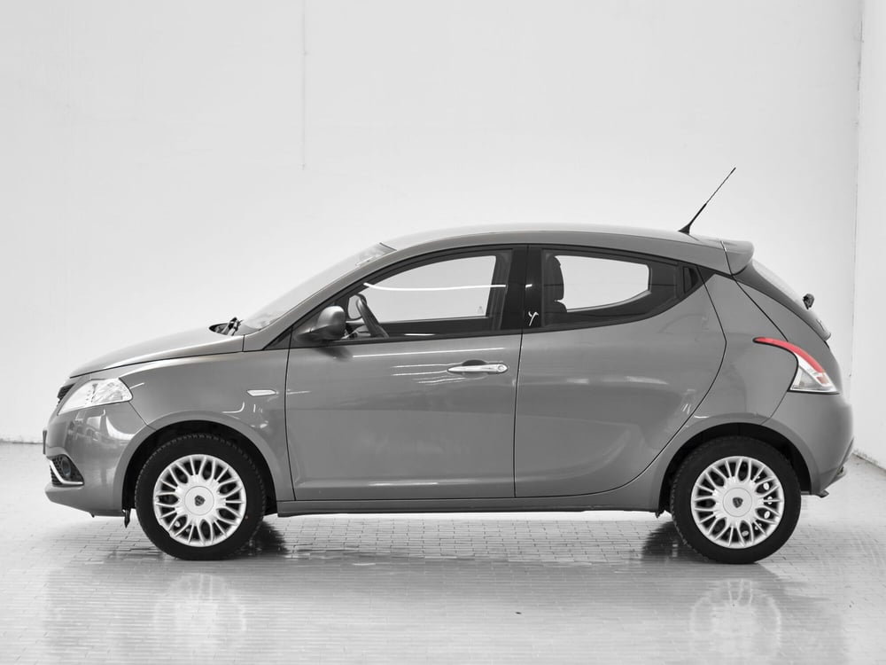 Lancia Ypsilon usata a Prato (2)