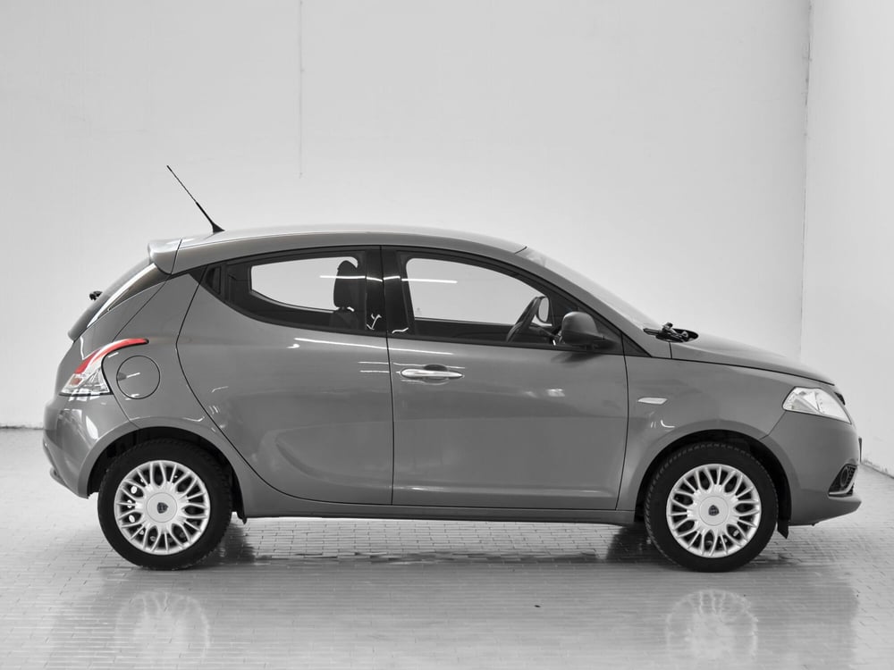 Lancia Ypsilon usata a Prato (5)