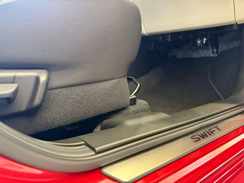 Suzuki Swift nuova a Prato (15)