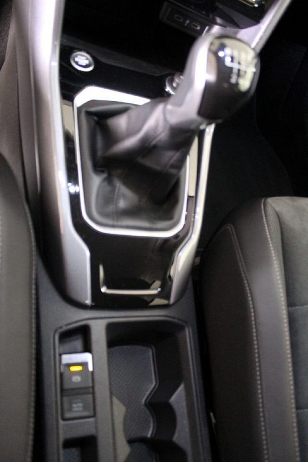 Volkswagen T-Roc Cabrio usata a Novara (12)