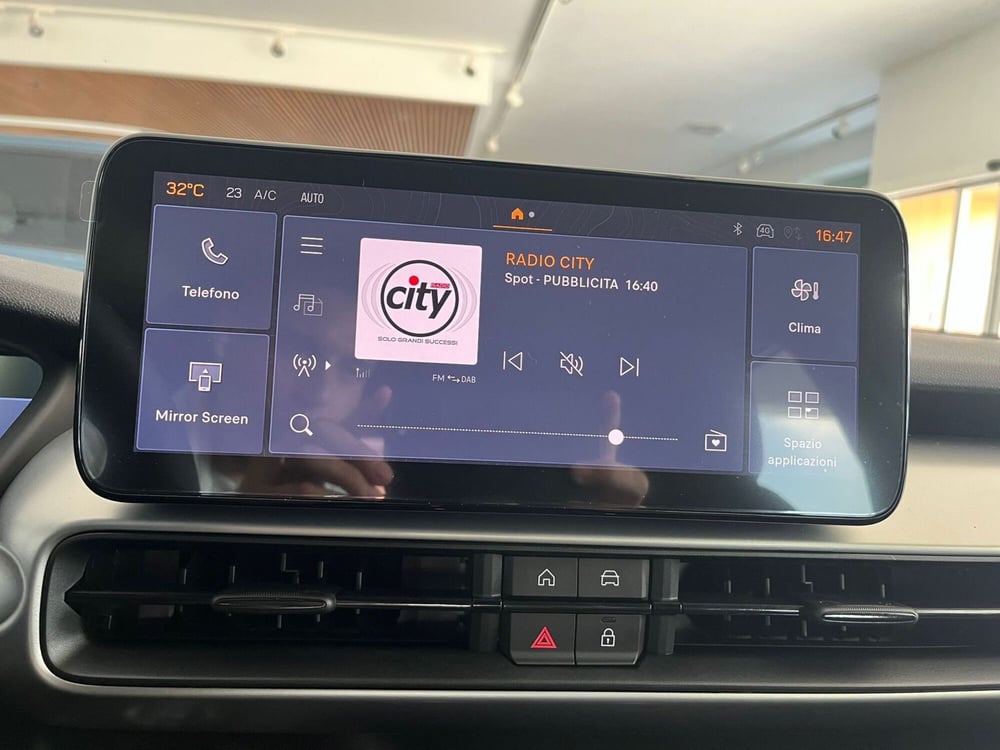 Jeep Avenger nuova a Milano (17)