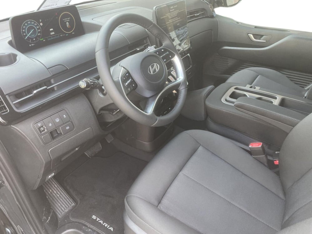 Hyundai Staria nuova a Pistoia (7)