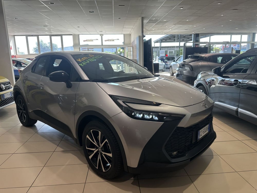 Toyota Toyota C-HR nuova a Milano (3)