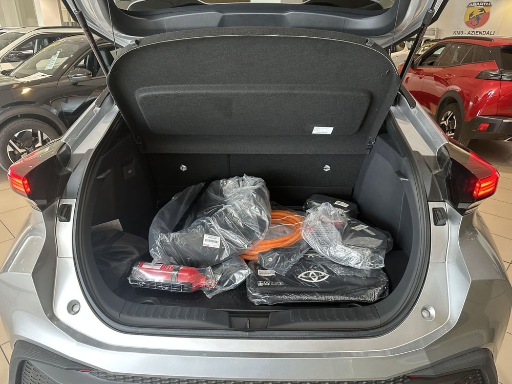 Toyota Toyota C-HR nuova a Milano (8)