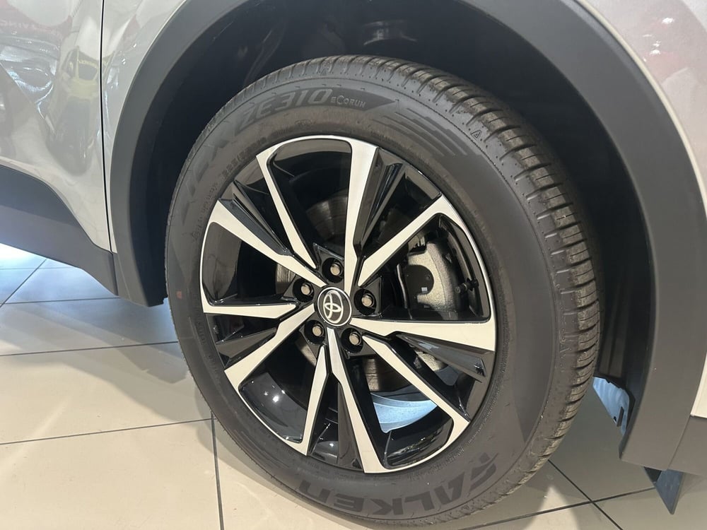 Toyota Toyota C-HR nuova a Milano (9)