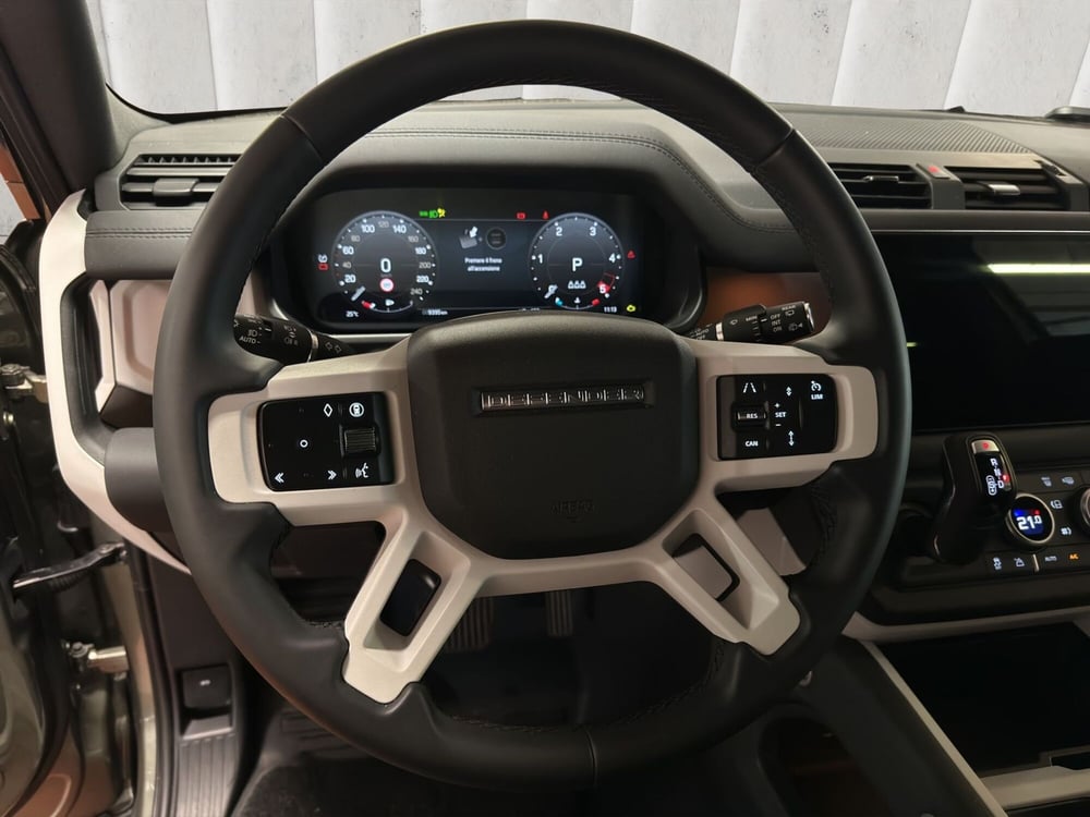 Land Rover Defender usata a Milano (14)