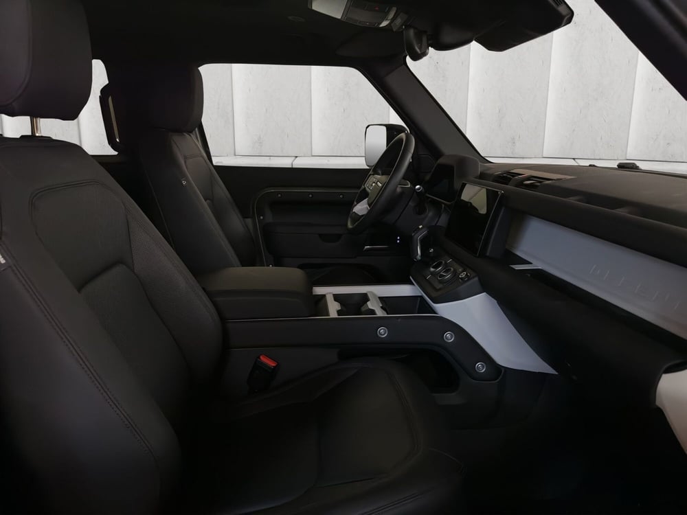 Land Rover Defender usata a Milano (3)