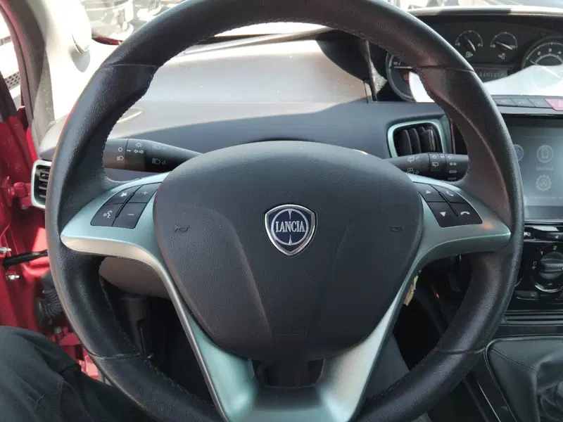 Lancia Ypsilon usata a Roma (14)