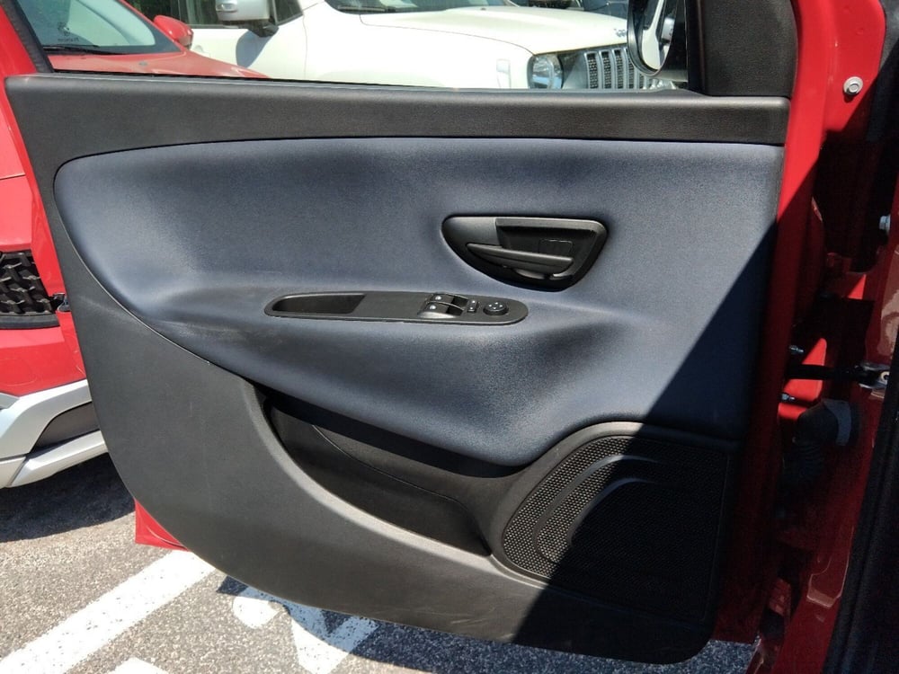 Lancia Ypsilon usata a Roma (19)