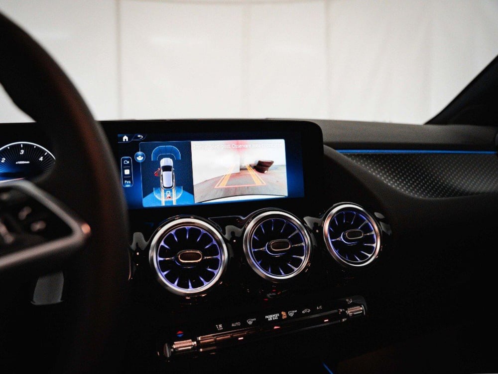 Mercedes-Benz GLA SUV nuova a Macerata (15)