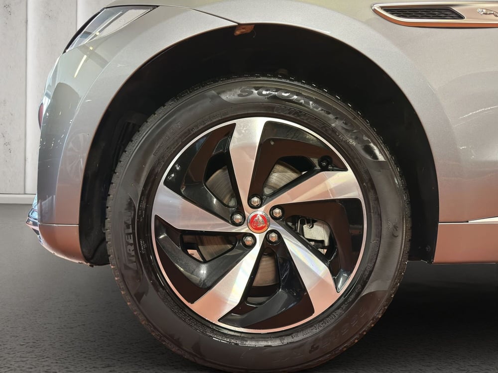 Jaguar F-Pace usata a Milano (9)
