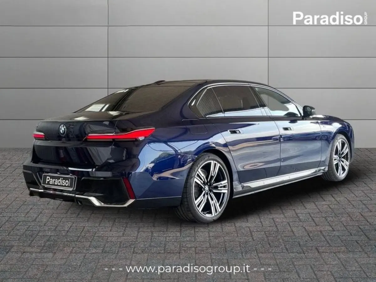 BMW i7 nuova a Catanzaro (2)