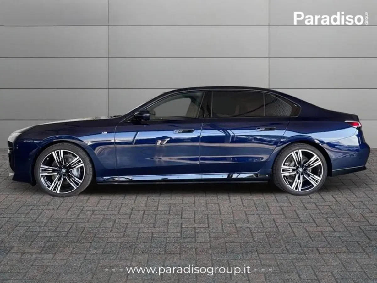 BMW i7 nuova a Catanzaro (6)