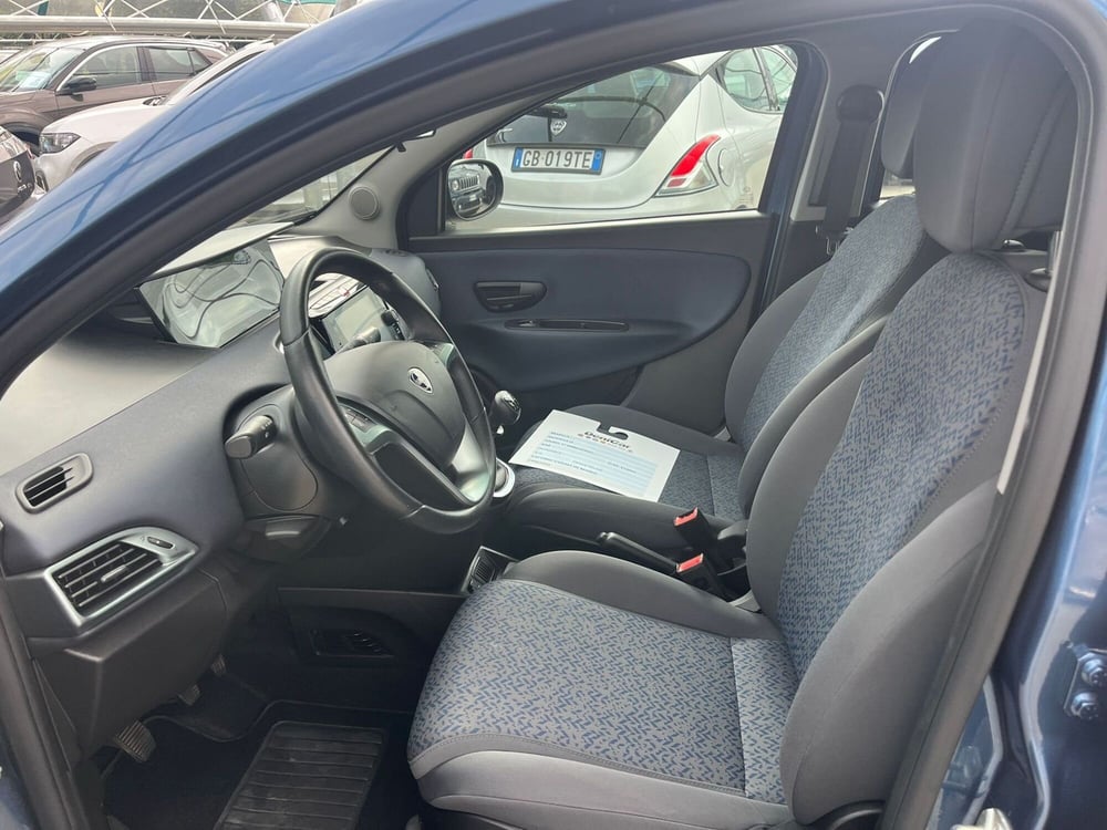 Lancia Ypsilon usata a Milano (10)