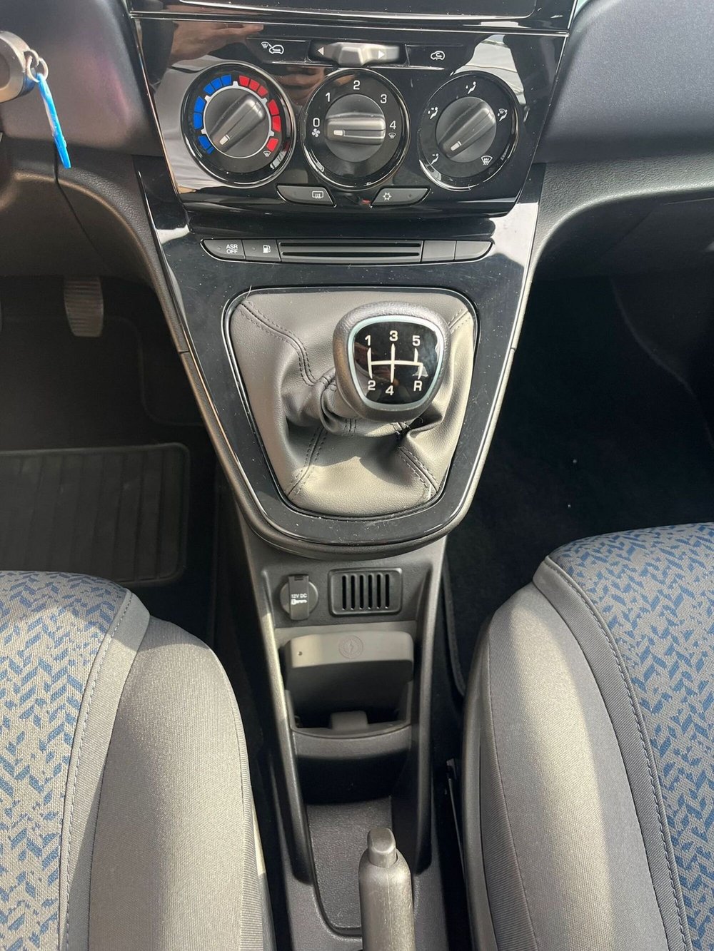 Lancia Ypsilon usata a Milano (16)