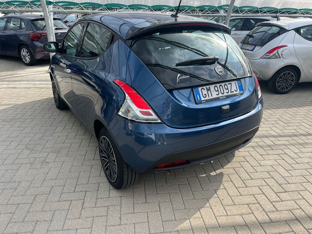 Lancia Ypsilon usata a Milano (6)
