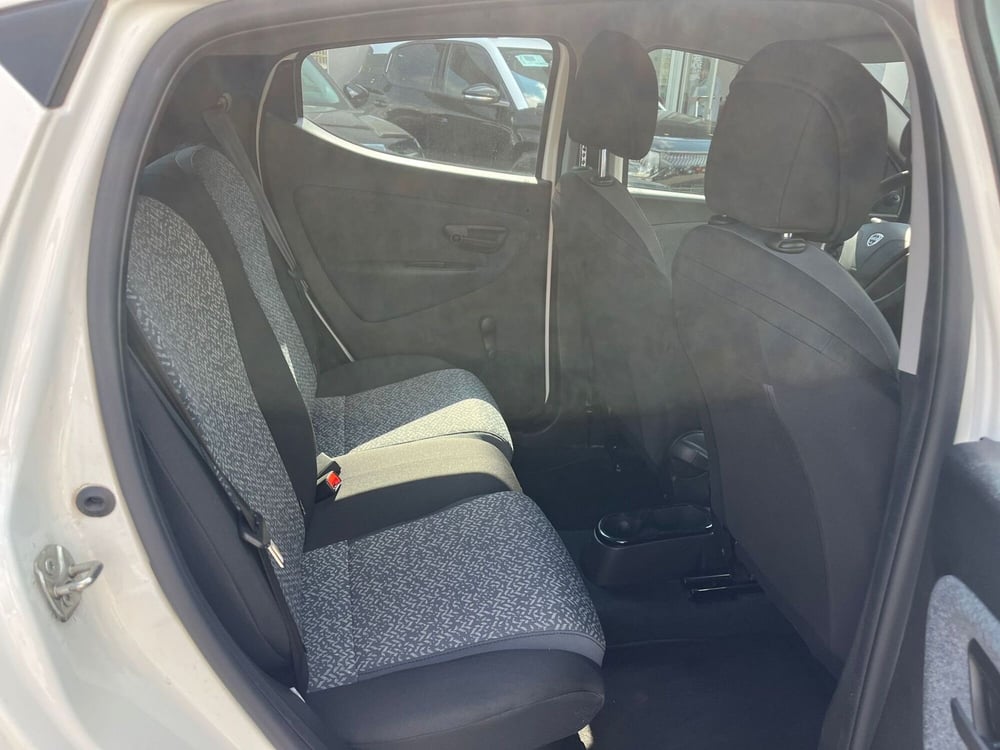 Lancia Ypsilon usata a Milano (13)