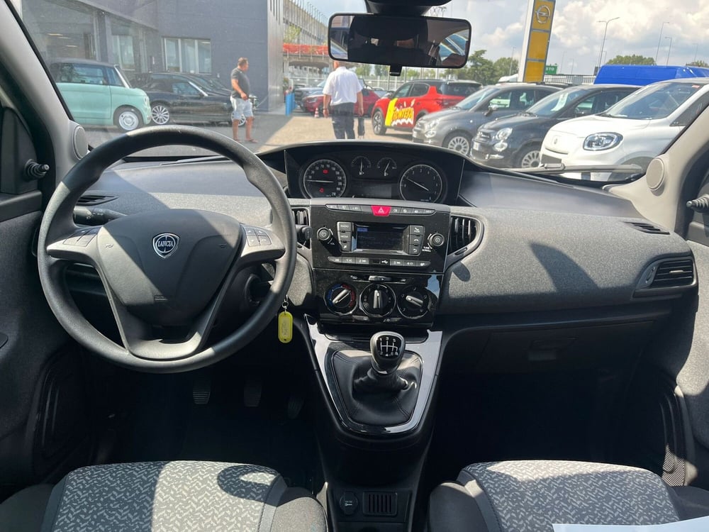 Lancia Ypsilon usata a Milano (15)