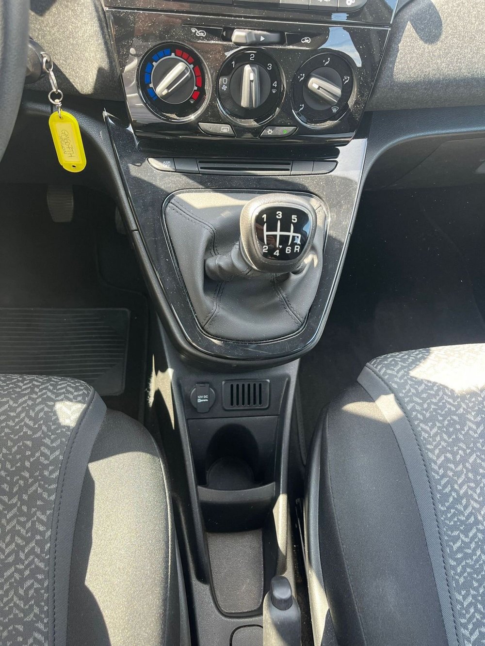 Lancia Ypsilon usata a Milano (17)