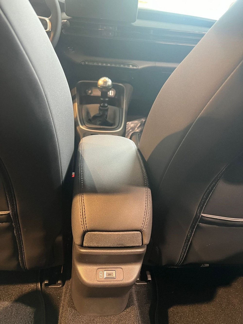 Jeep Avenger nuova a Milano (17)