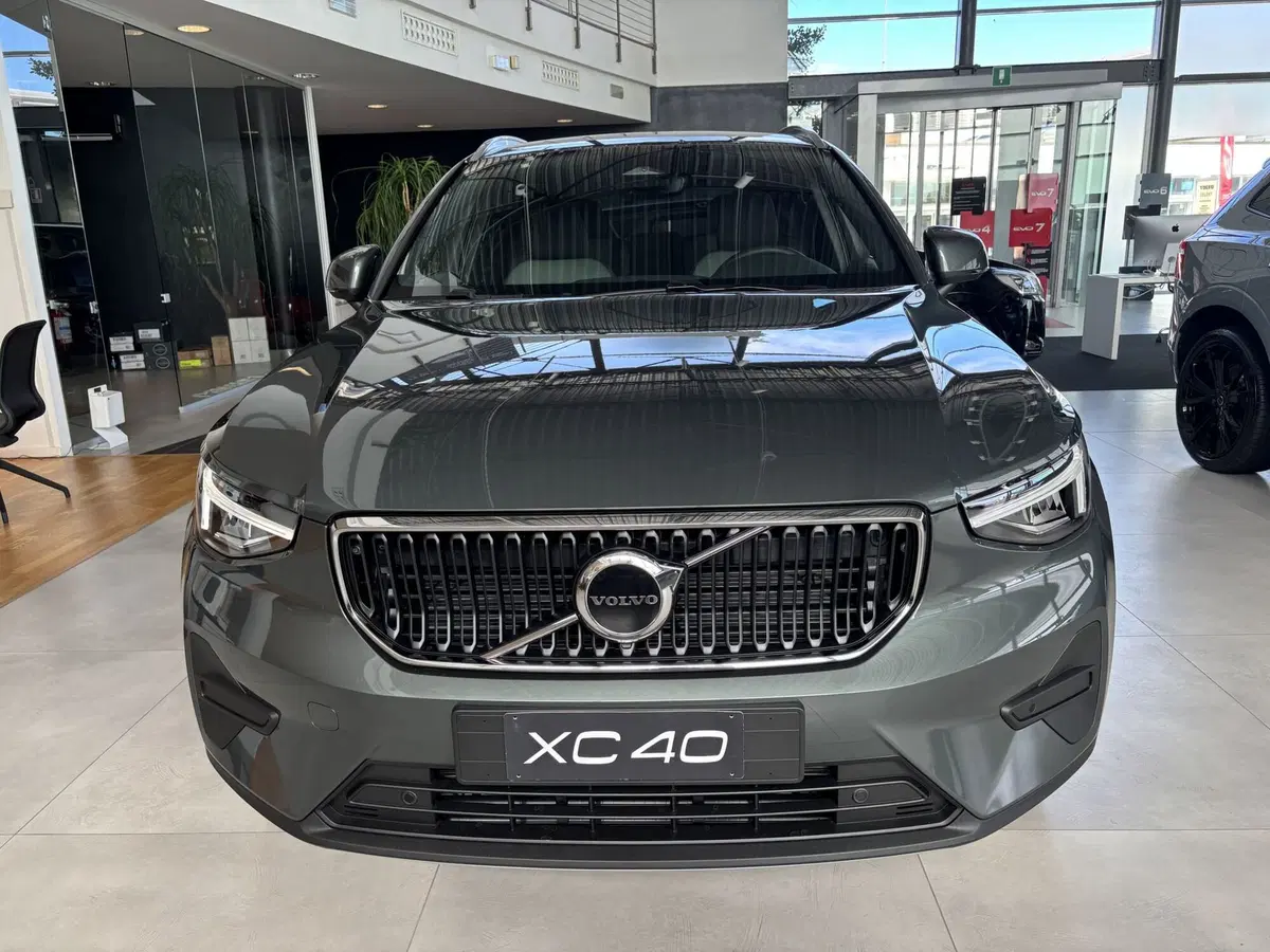 Volvo XC40 nuova a Ferrara (2)