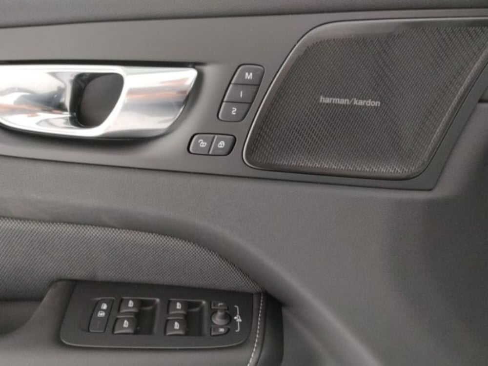 Volvo XC60 nuova a Modena (20)
