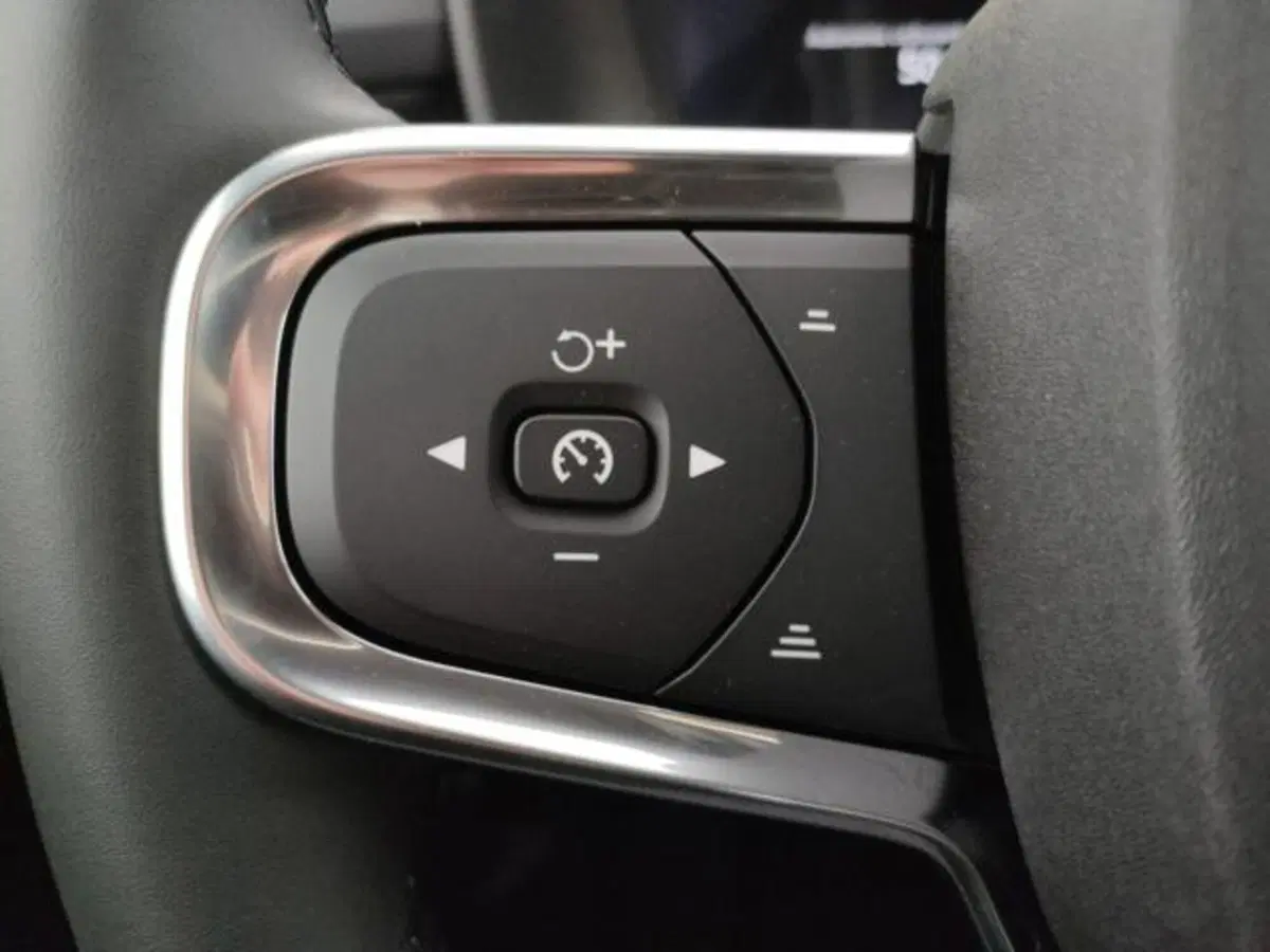 Volvo XC40 nuova a Modena (19)