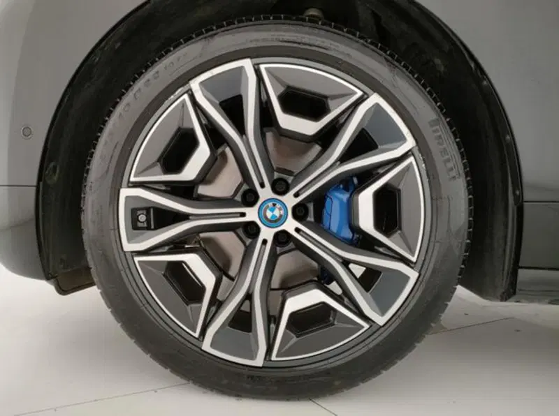 BMW iX usata a Modena (8)