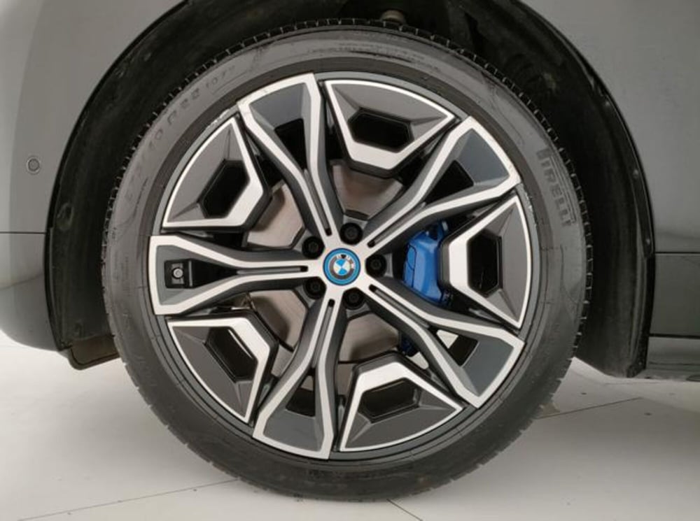BMW iX usata a Modena (8)