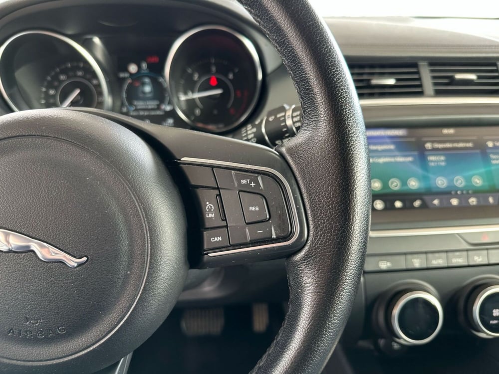 Jaguar E-Pace usata a Brescia (13)