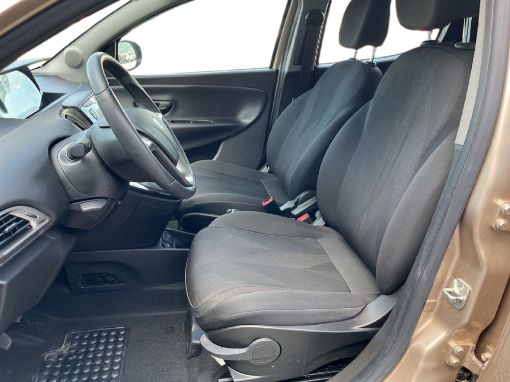 Lancia Ypsilon usata a Torino (10)