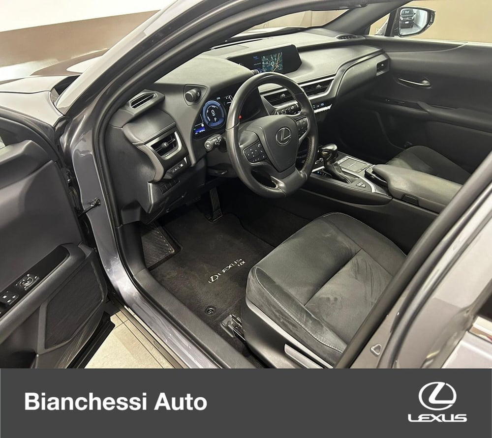 Lexus UX usata a Cremona (10)