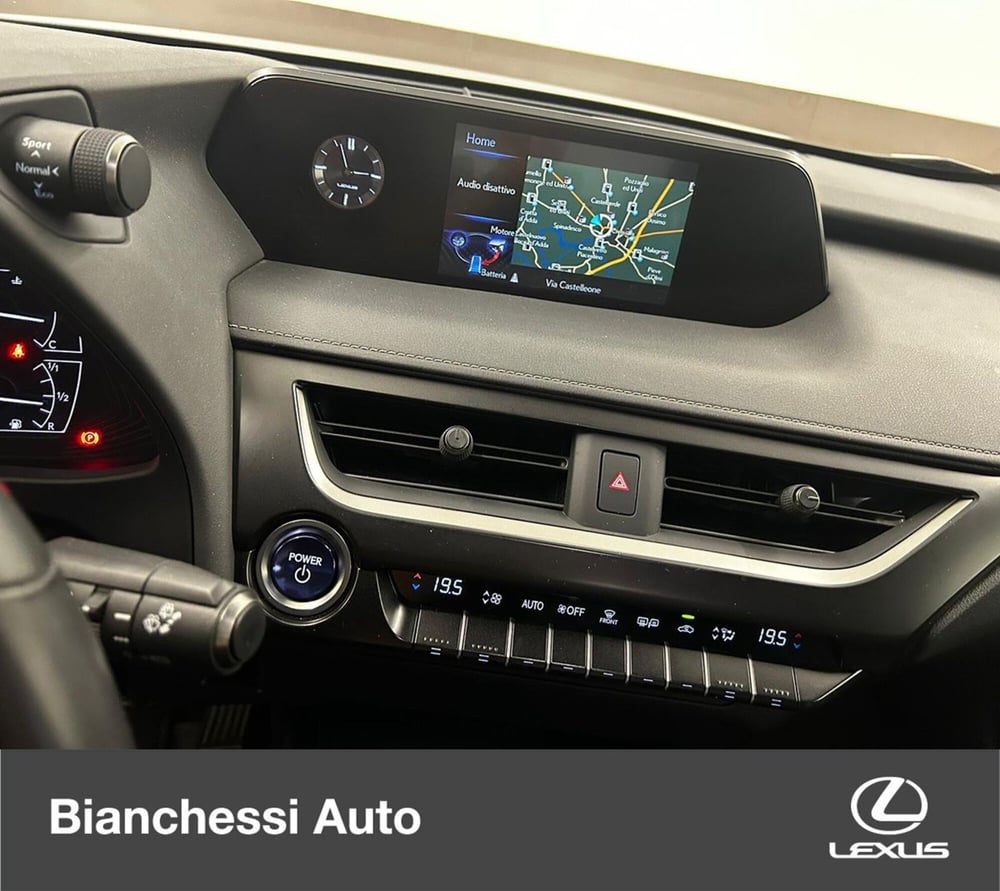 Lexus UX usata a Cremona (12)