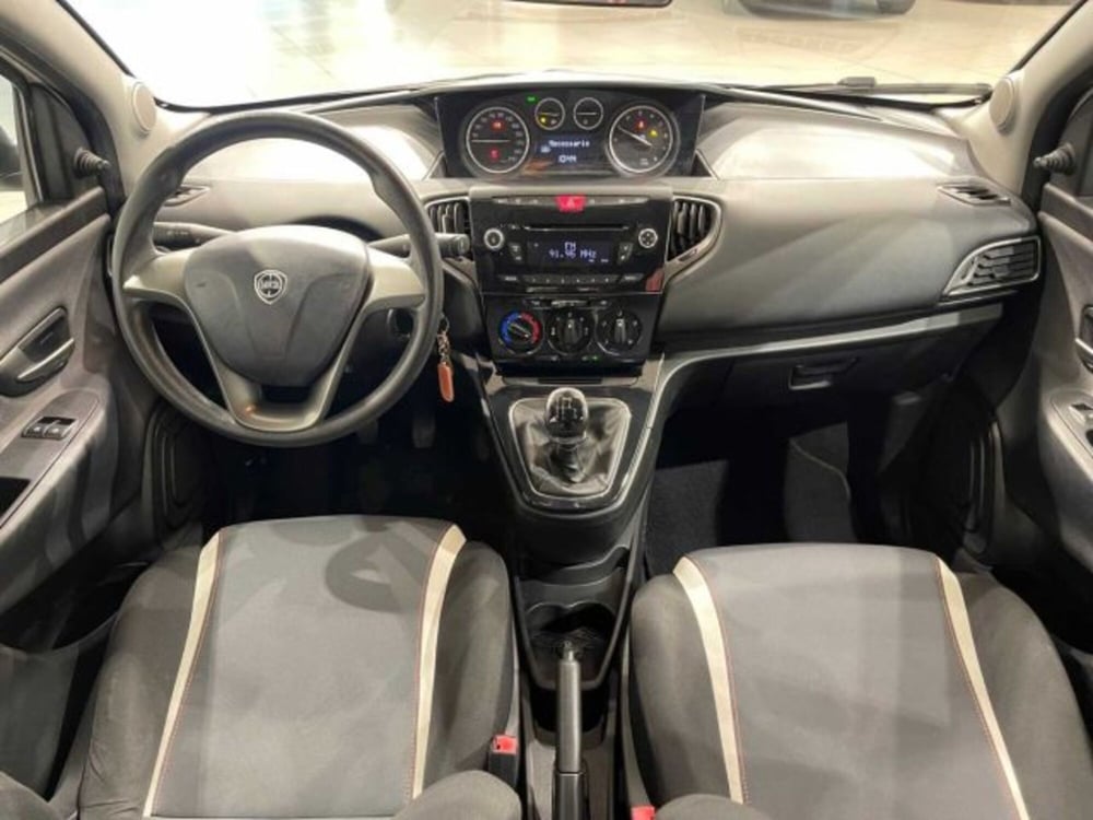 Lancia Ypsilon usata a Sondrio (10)