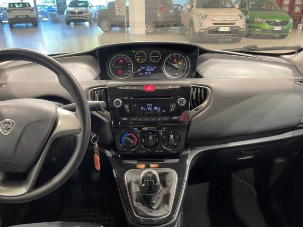 Lancia Ypsilon usata a Sondrio (12)