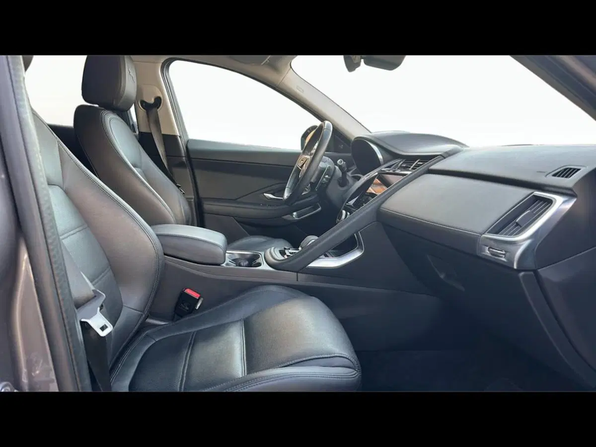 Jaguar E-Pace usata a Varese (3)