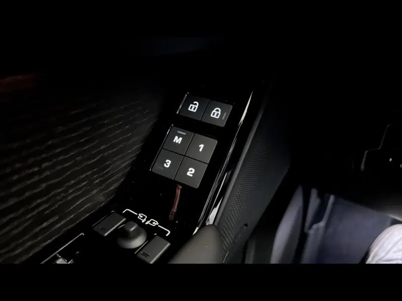 Land Rover Range Rover Velar nuova a Varese (10)