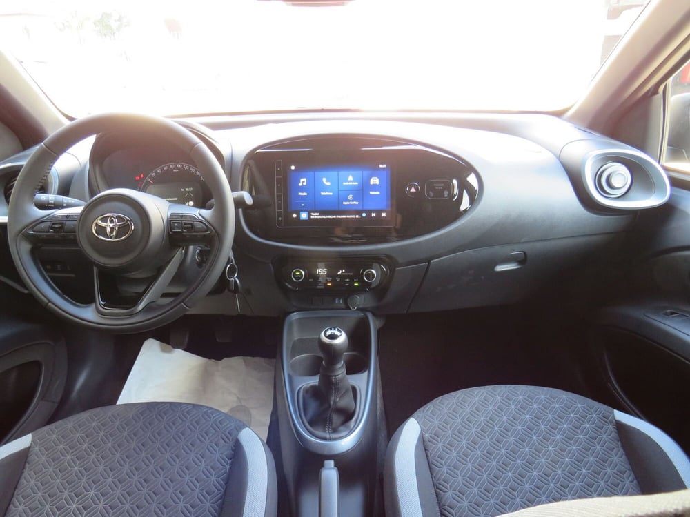 Toyota Aygo X nuova a Monza e Brianza (9)